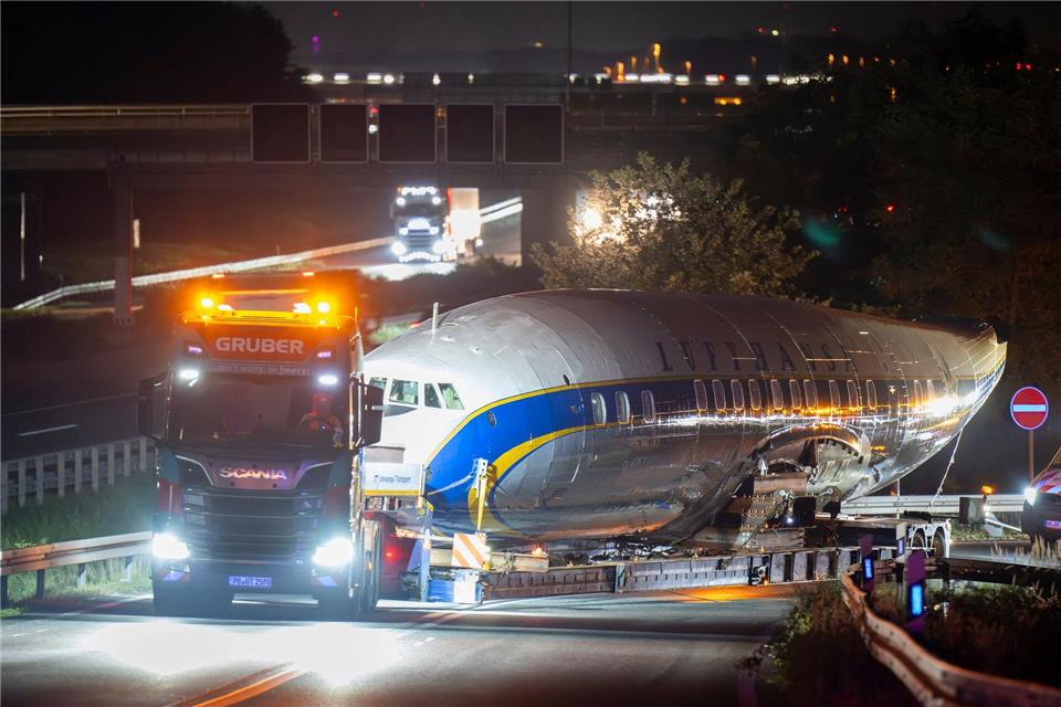 Die nicht mehr flugfähige Constellation Super Star wird über die Straße zum „Hangar One“ am Frankfurter Flughafen geschleppt. Das Flugzeug steht für das Ende von Propeller-Flugzeugen auf der Langstrecke. (Archivbild)Boris Roessler/dpa