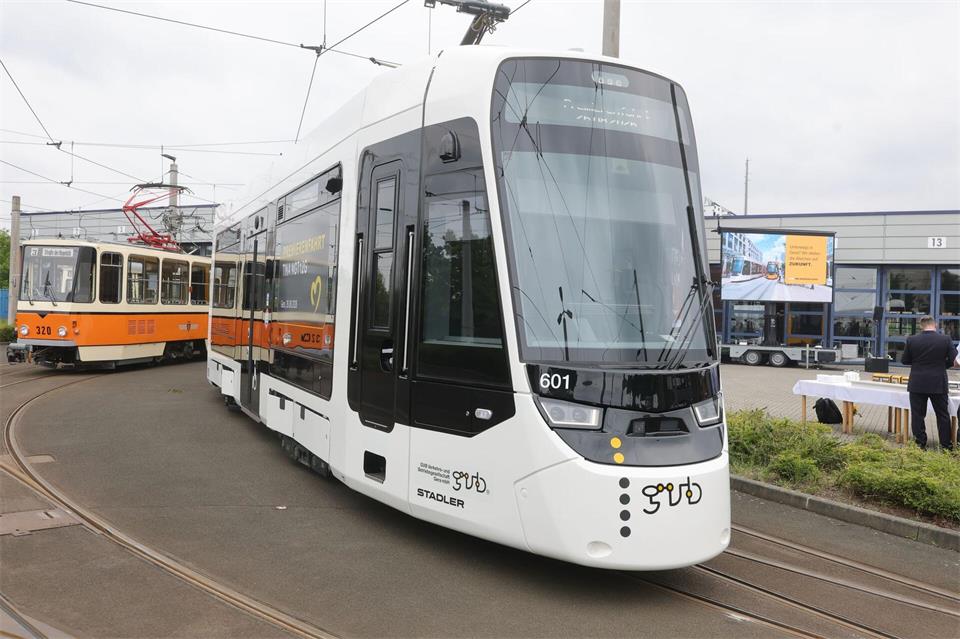 Die niederflurigen und klimatisierten Fahrzeuge sollen schrittweise die bisherigen nicht barrierefreien Tatra-Straßenbahnen ersetzen.Bodo Schackow/dpa