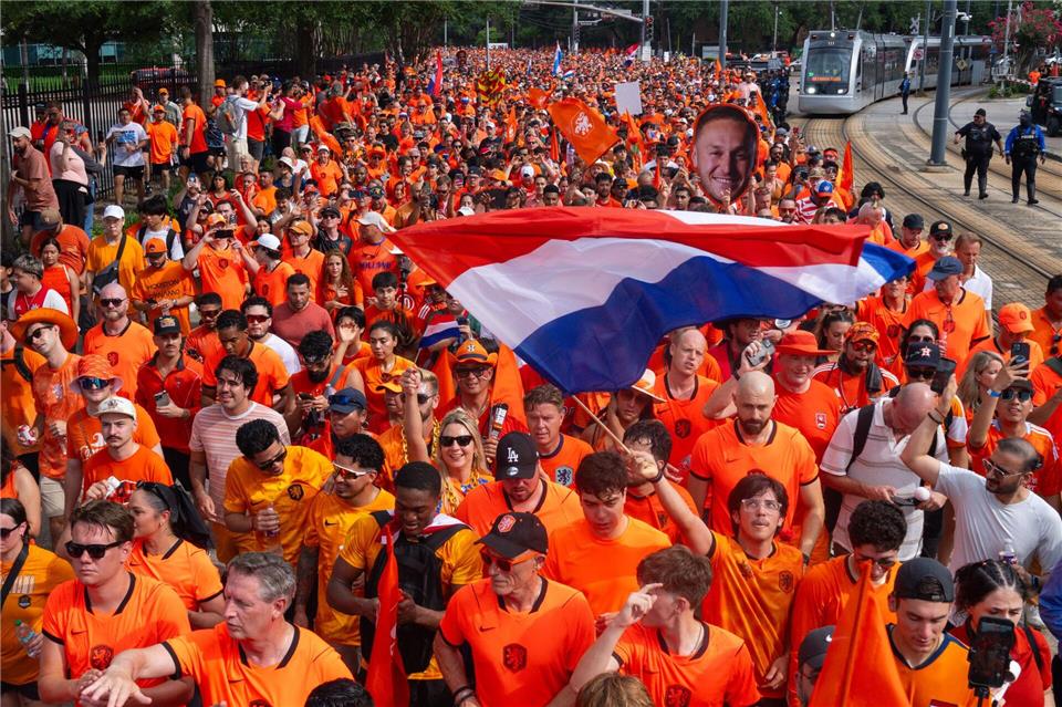 Die niederländischen Fans zogen zu Tausenden gemeinsam zum Stadion. Jon Shapley/AP/dpa
