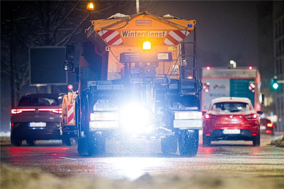 Die niedersächsischen Winterdienste hatten in dieser Saison bisher gut zu tun. Dadurch wird stellenweise das Streusalz knapp.Moritz Frankenberg/dpa