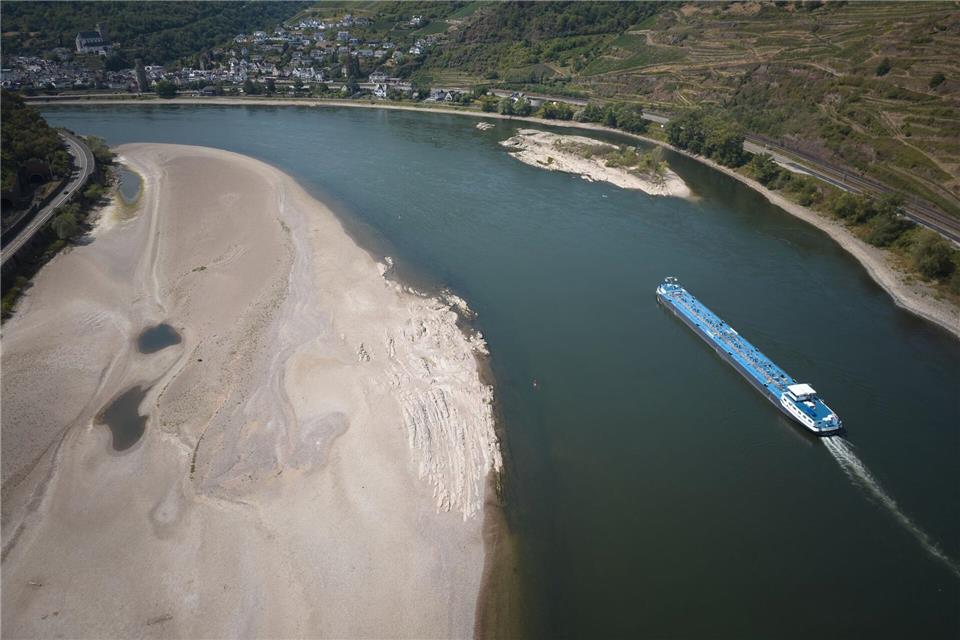Die niedrigen Wasserstände am Rhein behindern den Transport von Öl und Sprit - das treibt die Preise. (Archivbild)Thomas Frey/dpa