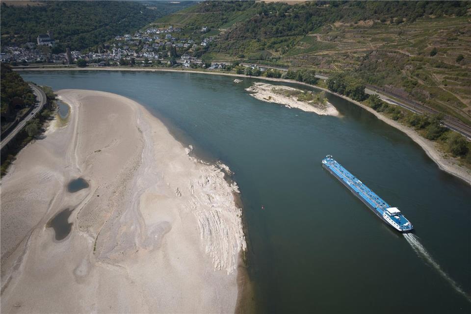 Die niedrigen Wasserstände am Rhein behindern den Transport von Öl und Sprit - das treibt die Preise. (Archivbild)Thomas Frey/dpa