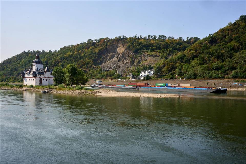 Die niedrigen Wasserstände haben Auswirkungen auf die Schifffahrt. Thomas Frey/dpa