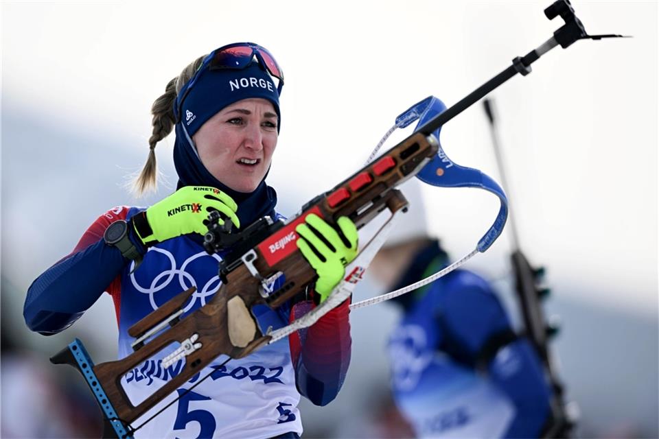 Die norwegische Biathletin Marte Olsbu Röiseland beim Anschießen.