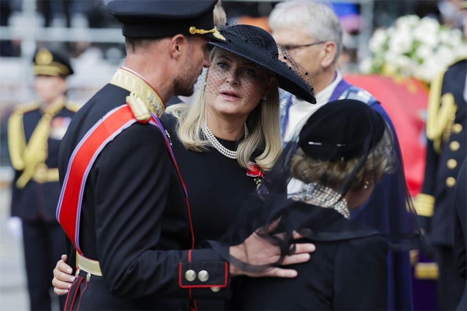Die norwegische Königin Mette-Marit (Mitte) kann ihren Mann Königin Haakon VIII. (links) nicht zur Eröffnung des Parlaments begleiten. Hier sind die beiden am Tag der Trauerfeier für den Ende August gestorbenen König Harald V. zu sehen. (Archivbild)Paul S. Amundsen/Pool NTB/AP/dpa