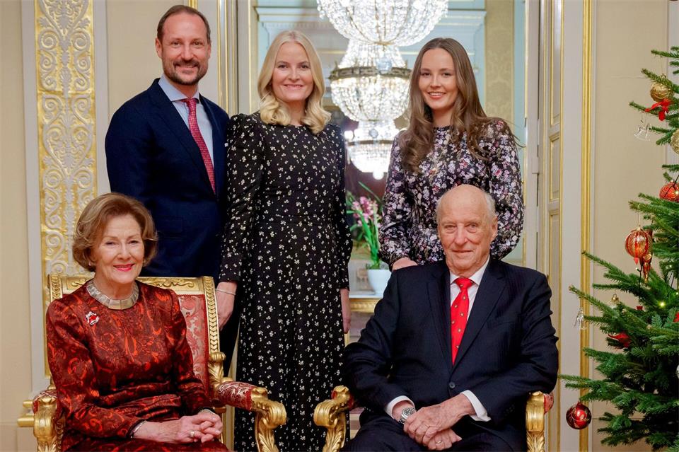 Die norwegische Königsfamilie 2024 bei einem Weihnachts-Fotoshooting. Hinten links steht der nun neue König Haakon, hinten rechts die neue Kronprinzessin Ingrid Alexandra. (Archivbild)Stian Lysberg Solum/NTB/dpa
