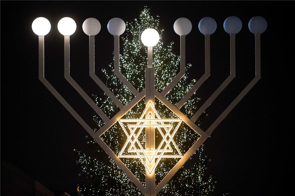 Die öffentliche Feier in Mainz zum Chanukka-Fest soll nach Worten von Innenminister Ebling das Signal senden, dass jüdisches Leben in die Mitte der Gesellschaft gehöre. (Symbolbild)Gregor Fischer/dpa