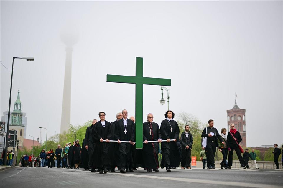 Die ökumenische Karfreitagsprozession durch Berlin-Mitte kann auf eine langjährige Tradition zurückblicken. (Archivbild)Sebastian Christoph Gollnow/dpa