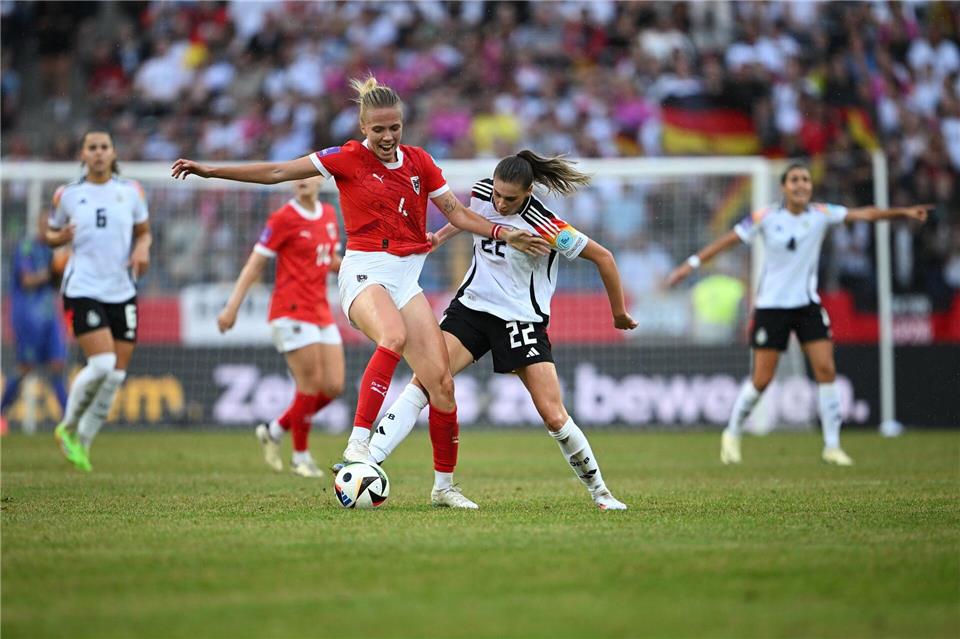 Die österreichische Nationalspielerin Celinadegen (l) hat ihren Vertrag beim 1. FC Köln verlängert. (Archivbild) Sebastian Christoph Gollnow/dpa