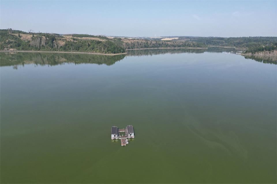 Die offizielle Badesaison endet am 15. September. (Archivbild)Bodo Schackow/dpa