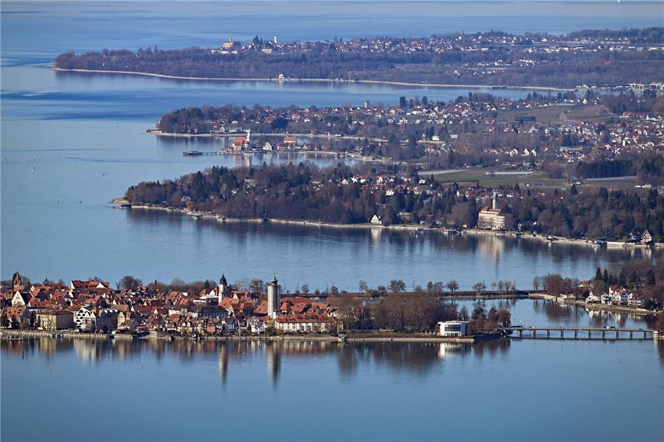 Die offiziellen Badestellen am bayerischen Bodenseeufer können laut Gesundheitsamt aktuell ohne Bedenken genutzt werden. (Archivbild) Felix Kästle/dpa