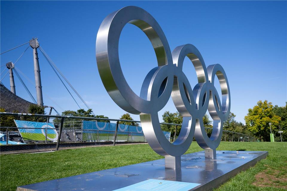 Die olympischen Ringe erinnern im Münchner Olympiapark an die Sommerspiele von 1972. (Symbolbild)Sven Hoppe/dpa