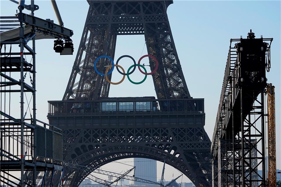 Die olympischen Ringe sind nun am Eiffelturm in Paris zu sehen.