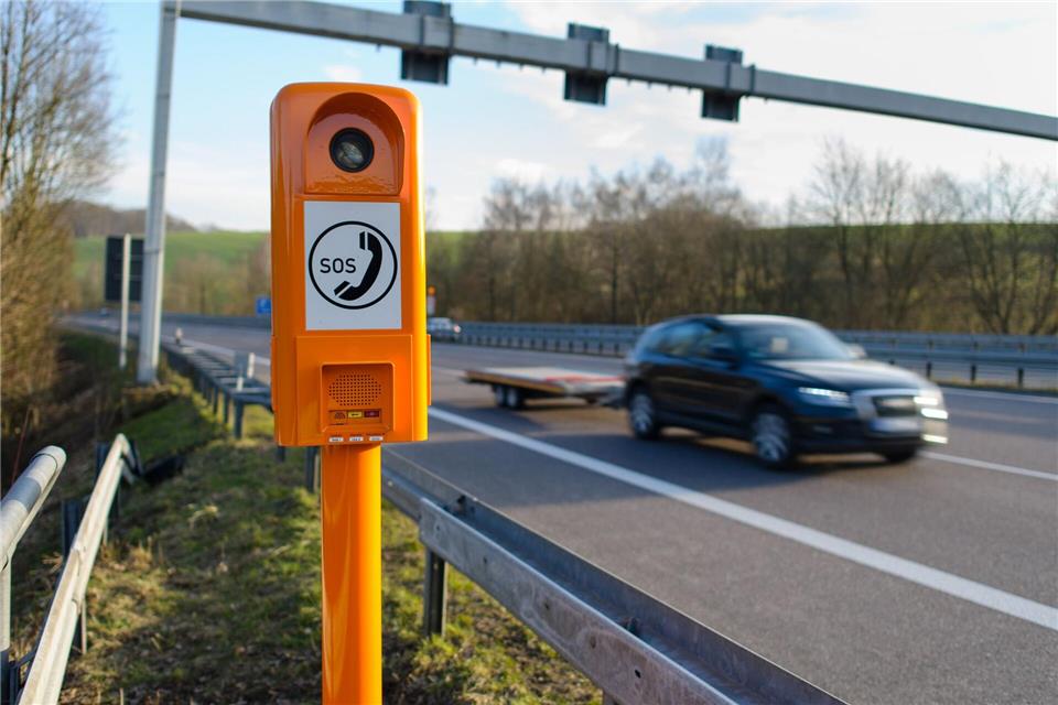 Die orangen Notrufsäulen entlang der Autobahnen waren seit Dienstagabend in ganz Deutschland gestört gewesen. (Archivbild)Oliver Dietze/Oliver Dietze/dpa/dpa