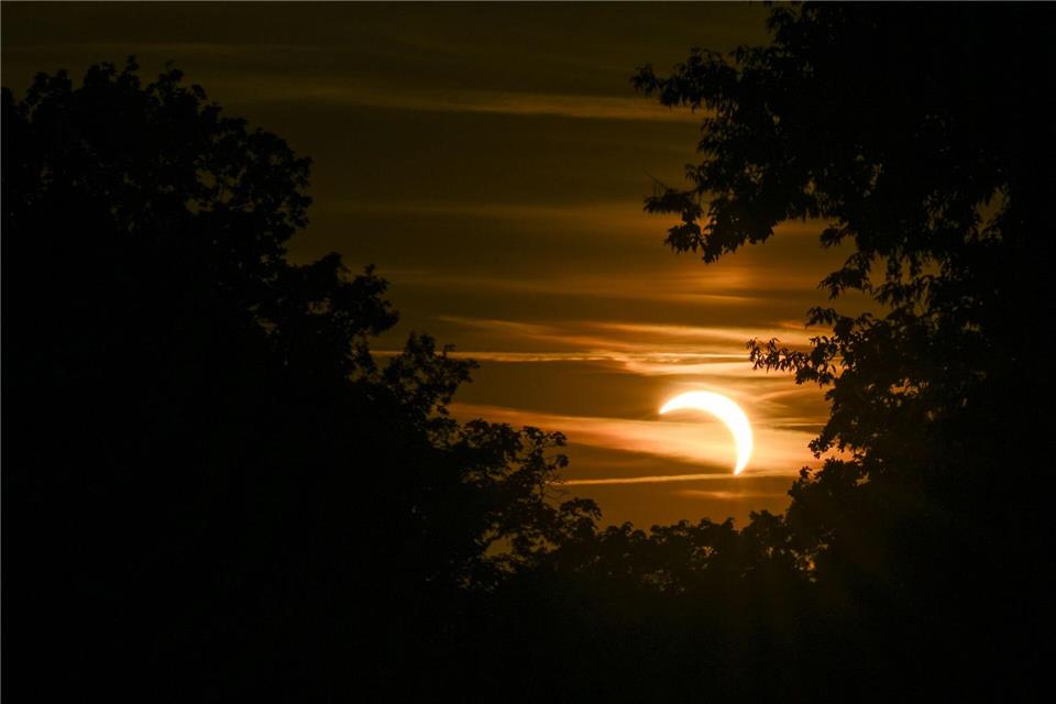 Die partielle Sonnenfinsternis hat viele Menschen fasziniert - einige klagen danach über Sehstörungen. Britta Pedersen/dpa