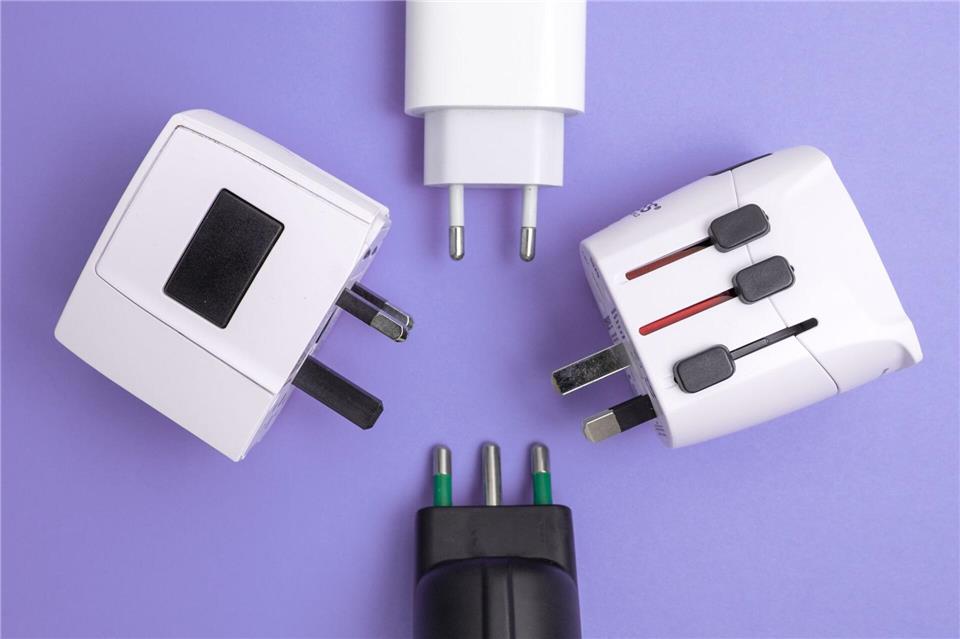 Die passenden Kontakte für alle Fälle: Adapter sorgen dafür, dass man auch aus anderen Steckdosentypen Strom ziehen kann.picture alliance/dpa/dpa-tmn