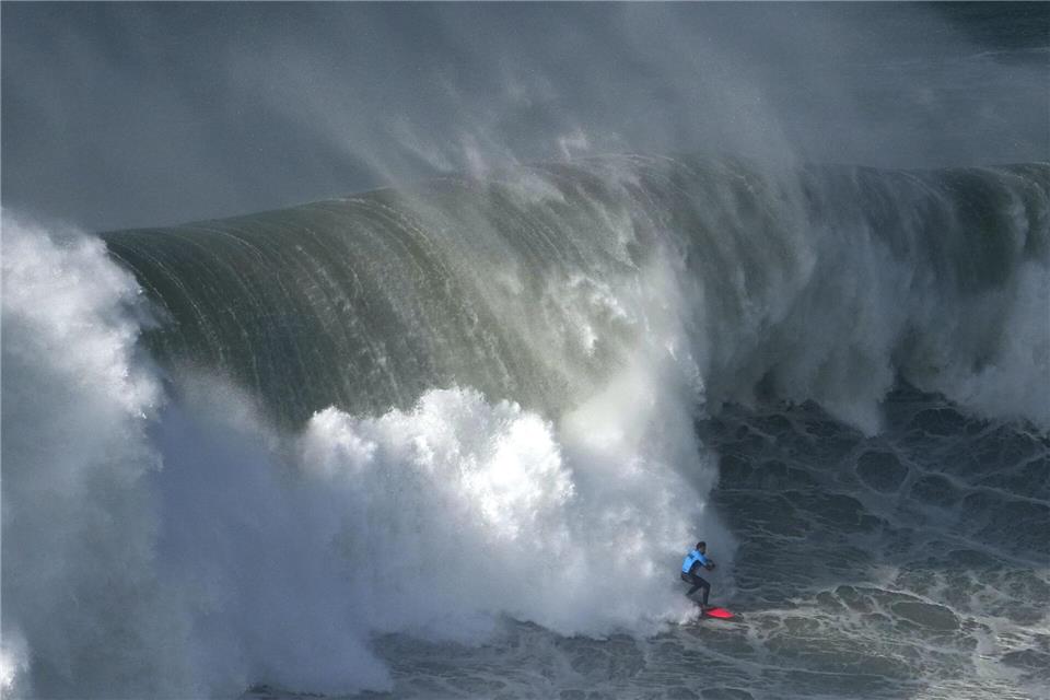 Die perfekte Welle: Der chilenische Surfer Rafael Tapia zeigt sein Können beim Surfturnier „Nazare Big Wave Challenge“ in Portugal.Ana Brigida/AP/dpa