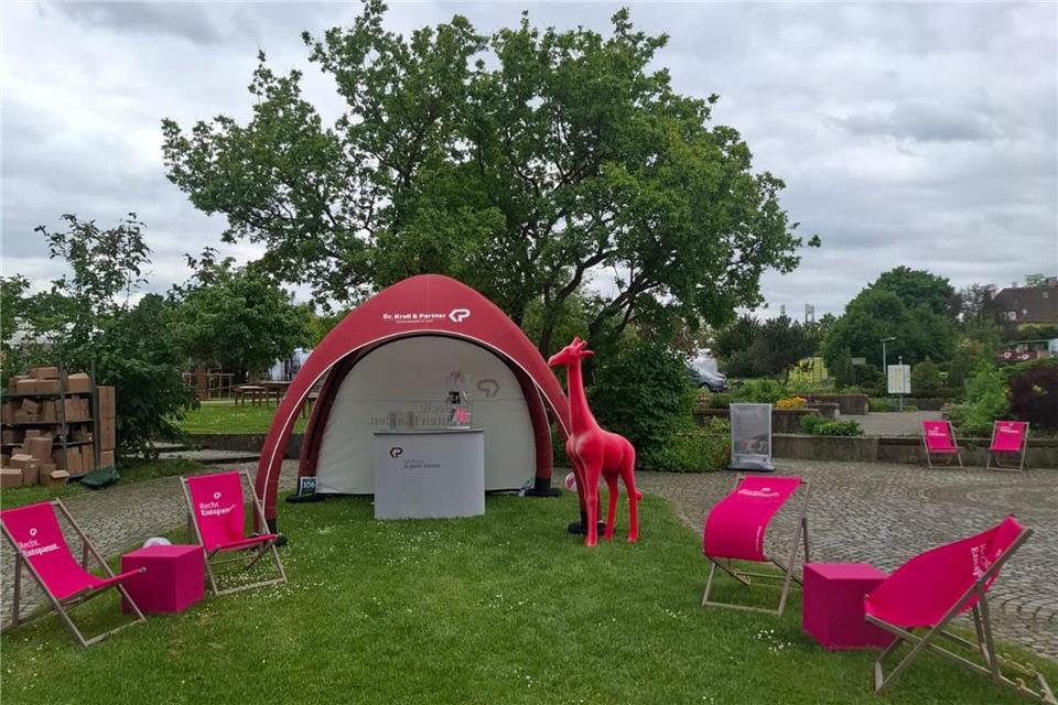 Die pinke Giraffe ist verschwunden.--/Dr. Kroll & Partner Rechtsanwälte mbB/ Messe Gardenline/dpa