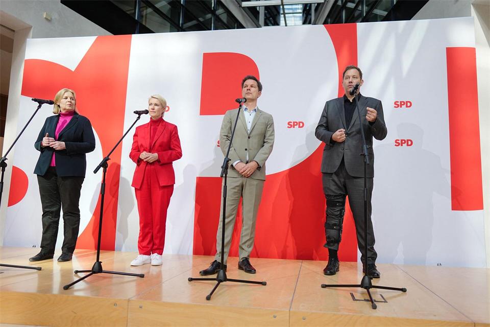 Die politische Zukunft von SPD-Spitzenkandidat Steffen Krach (2. von rechts) ist offen. Kay Nietfeld/dpa