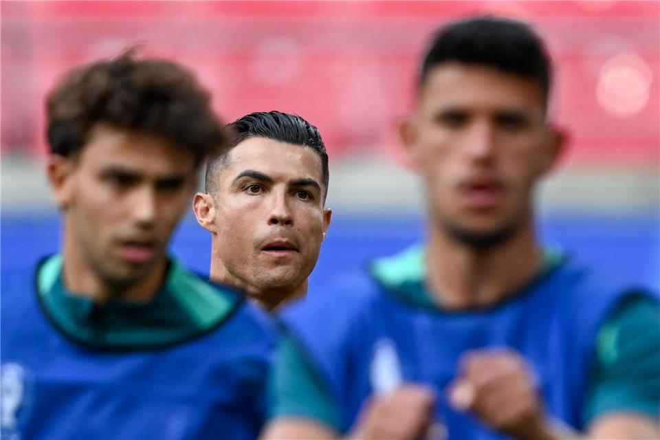 Cristiano Ronaldo vor dem EM-Rekord Die portugiesische Nationalmannschaft um Ronaldo (M) wird im ersten EM-Spiel gegen Tschechien antreten - und Ronaldo einen Rekord brechen.