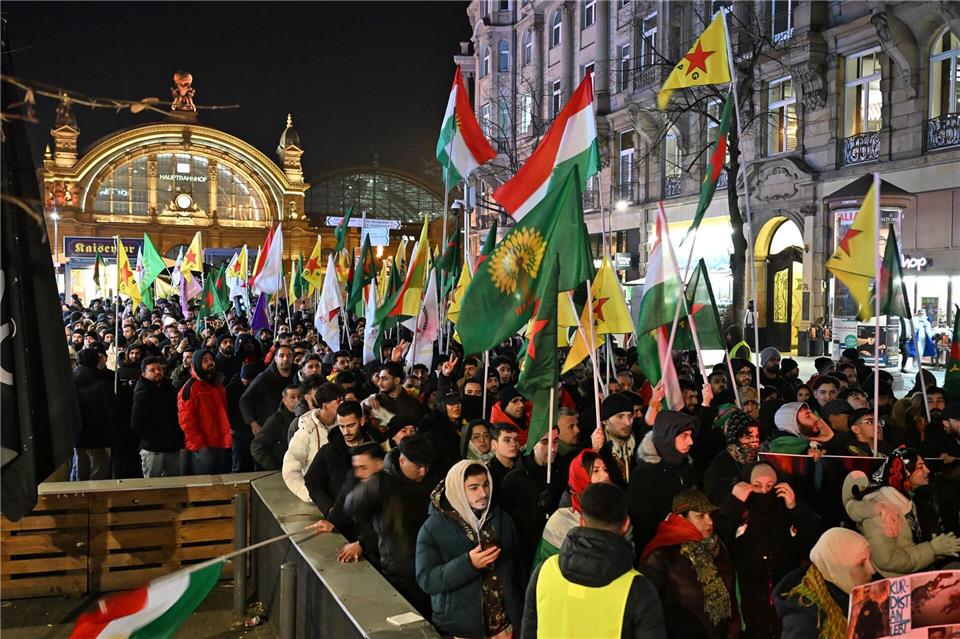Die pro-kurdische Demonstration in Frankfurt startete in der Nähe des Hauptbahnhofs. Michael Brandt/dpa