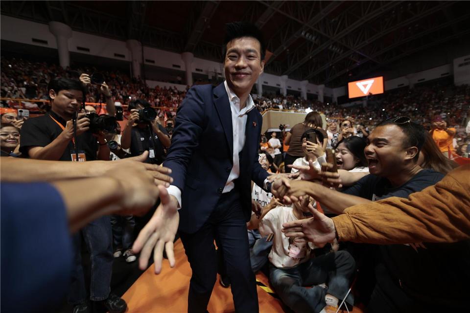 Die progressive People’s Party (PP) unter Natthaphong Ruengpanyawut führte zuletzt in Umfragen.Wason Wanichakorn/AP/dpa