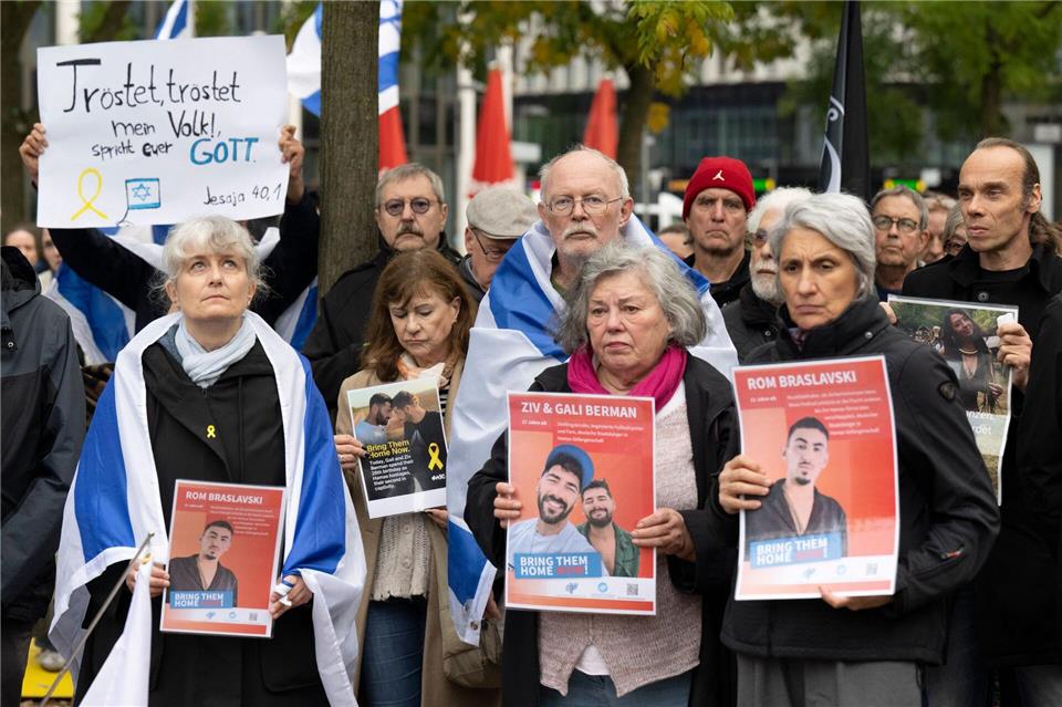 Die proisraelischen Demonstranten forderten in Sprechchören und auf Plakaten die Freilassung der von der Terrororganisation Hamas festgehaltenen Geiseln.Boris Roessler/dpa