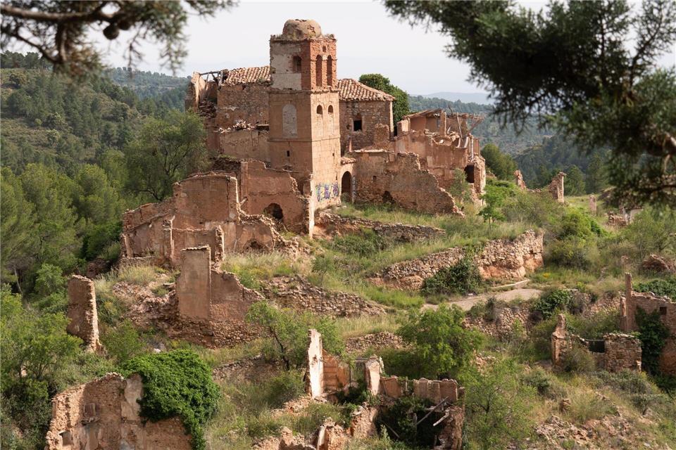 Die prominente Lage auf einem Hügel bewahrte den Ort auch nicht vor der Entvölkerung: Turruncún in der Provinz La Rioja.Andreas Drouve/dpa-tmn