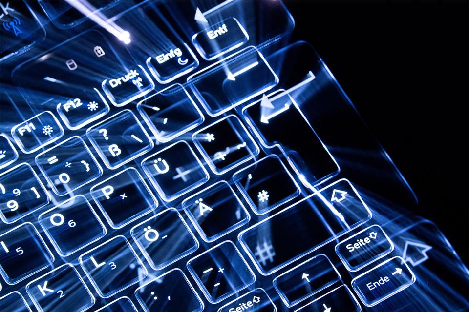 Die prorussische Gruppe „NoName057(16)“ will laut den Ermittlern mit Cyberattacken mediale Aufmerksamkeit erregen und dadurch Einfluss auf politische Entscheidungen nehmen. (Symbolbild)Sebastian Gollnow/dpa