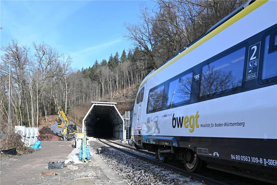 Die reaktivierte Hermann-Hesse-Bahn wird demnächst offiziell in Betrieb genommen.Bernd Weißbrod/dpa