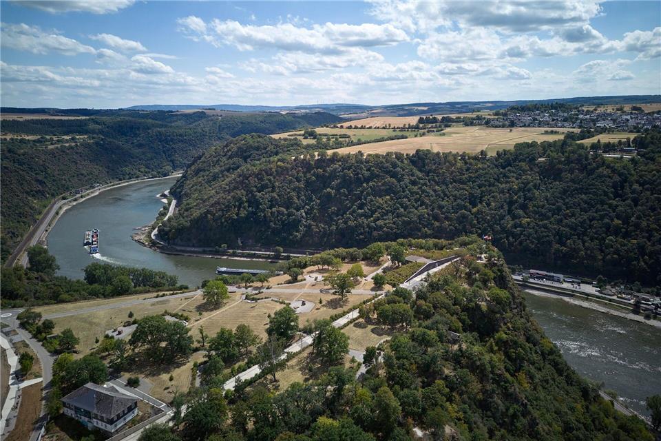 Die rechtsrheinische Bahnstrecke führt auch im Tunnel durch den weltbekannten Loreley-Felsen hindurch. (Archivbild)Thomas Frey/dpa