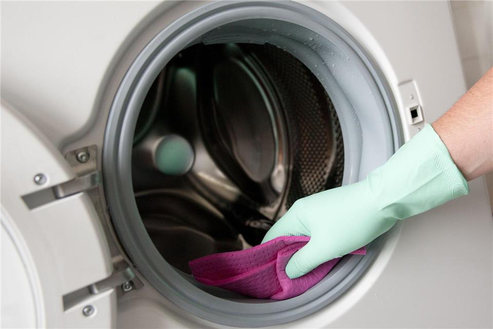 Waschmaschine pflegen und reparieren - so hält sie länger Die regelmäßige Reinigung der Waschmaschine beugt Gerüchen und Schimmel effektiv vor: Besonders bei Frontladern ist die Türmanschette an der Trommel ein kritischer Bereich.Sonya Schönberger/dpa-tmn