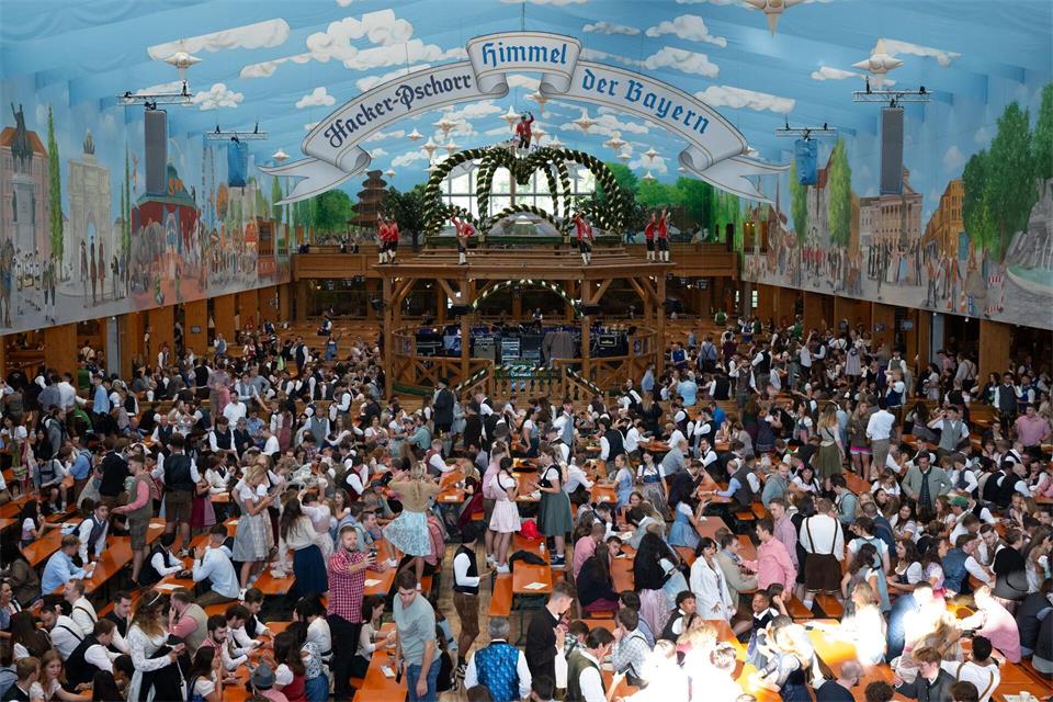 Die reservierbaren Plätze in den Bierzelten sind ausgebucht. (Archivbild)Sven Hoppe/dpa