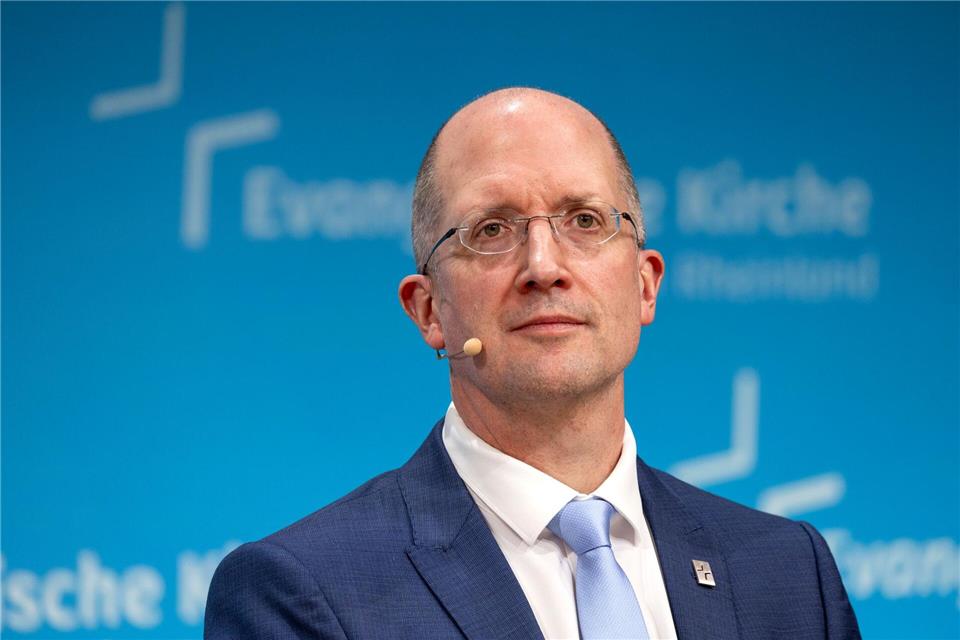 Die rheinische evangelische Kirche plant eine Finanzstrategie mit Millionen-Einsparungen. Die Kirche wolle jedoch trotz ihrer Geldprobleme für die Menschen da sein, so Präses Thorsten Latzel. (Archivbild)Thomas Banneyer/dpa