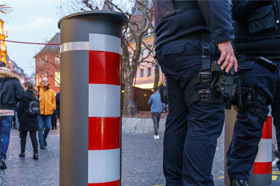 Die rheinland-pfälzische Polizei soll bei den Weihnachtsmärkten sichtbar und ansprechbar sein. (Archivbild)Andreas Arnold/dpa