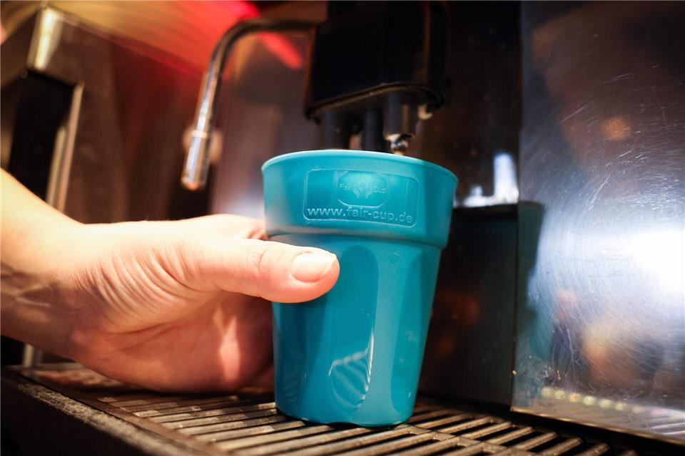 Die rheinland-pfälzische Umweltministerin Katrin Eder (Grüne) bringt bei der Umweltministerkonferenz einen neuen Vorstoß ein für die Mehrwegpflicht beim Außer-Haus-Verzehr von Speisen und Getränken. (Symbolbild)  Christian Charisius/dpa