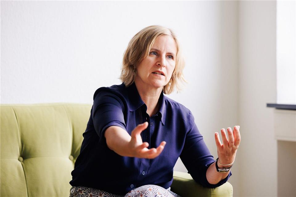 Die rheinland-pfälzische Verkehrsministerin Katrin Eder (Grüne) macht sich für eine gesicherte Finanzierung des Deutschlandtickets stark. (Archivbild)Lando Hass/dpa