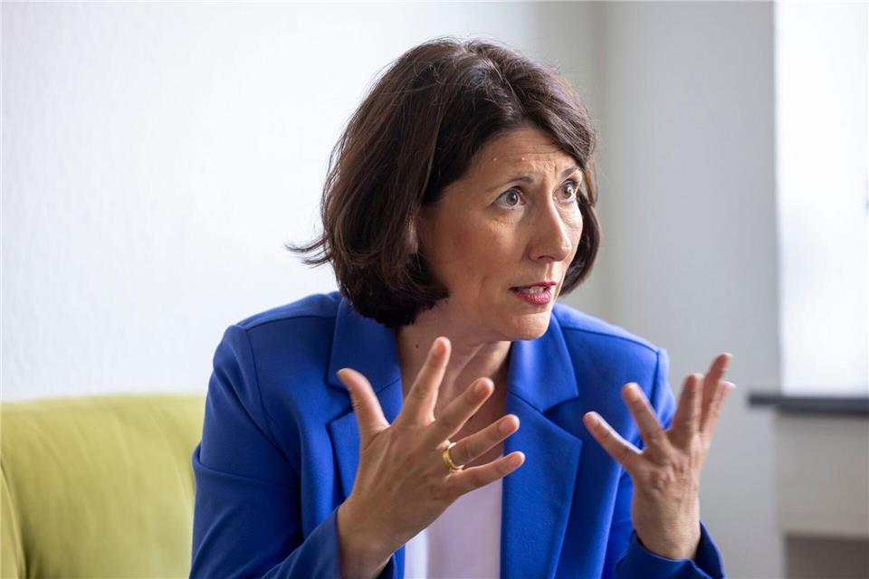 Die rheinland-pfälzische Weinbauministerin Daniela Schmitt (FDP) arbeitet an Auswegen aus der Weinbaukrise. (Archivfoto)Helmut Fricke/dpa