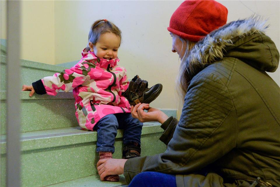 Die richtige Innenlänge ist entscheidend: Schuhe sollten beim Kauf mindestens zwölf, maximal siebzehn Millimeter länger als der Kinderfuß sein.Andrea Warnecke/dpa-tmn