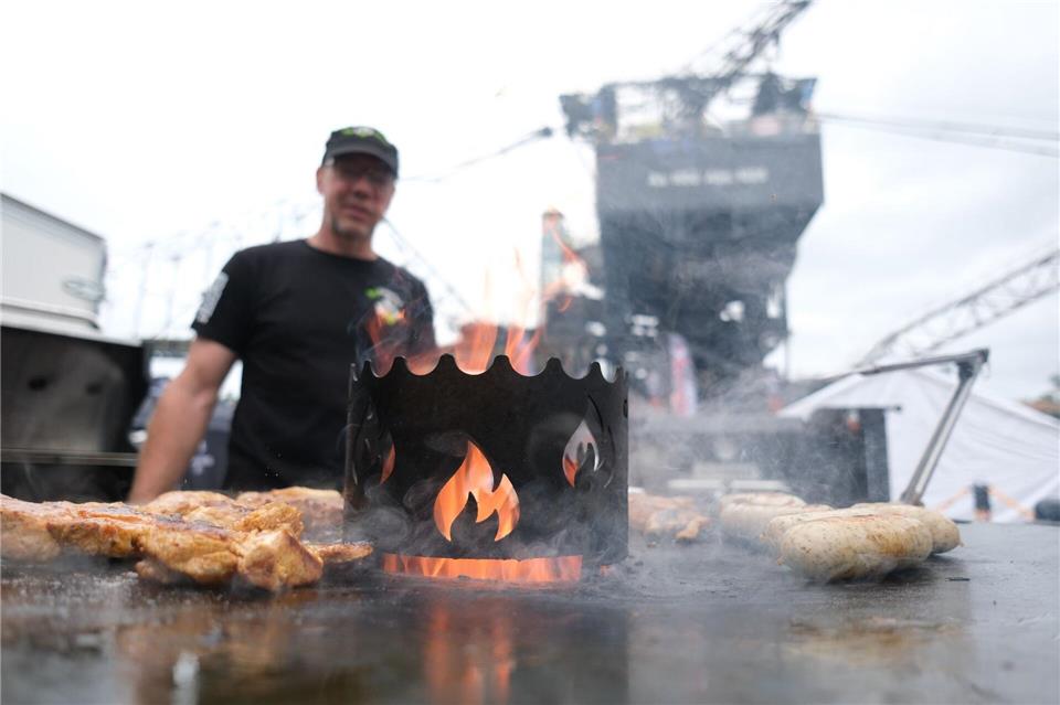 Die richtige Temperatur ist das A und O beim Grillen. (Archivbild)Sebastian Willnow/dpa