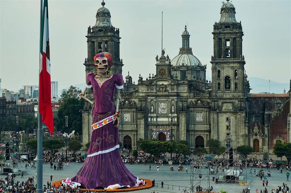 Die riesige „Catrina“ ist laut der Organisation Guinness World Records offiziell die größte der Welt.Juan Perez Puente/JNA via ZUMA Press Wire/dpa