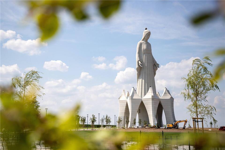 Die riesige Marienstatue im polnischen Dorf Konotopie gilt als die größte Europas.Agnieszka Bielecka/PAP/dpa