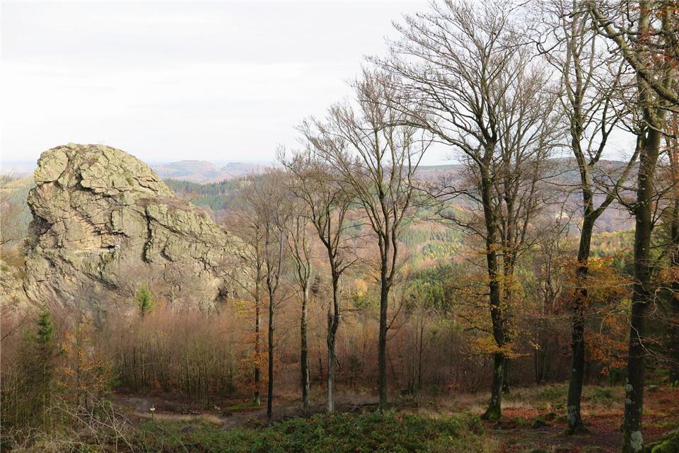 Die riesigen Felsen in Olsberg-Bruchhausen zogen schon vor Jahrtausenden Menschen an. Larissa Loges/dpa-tmn