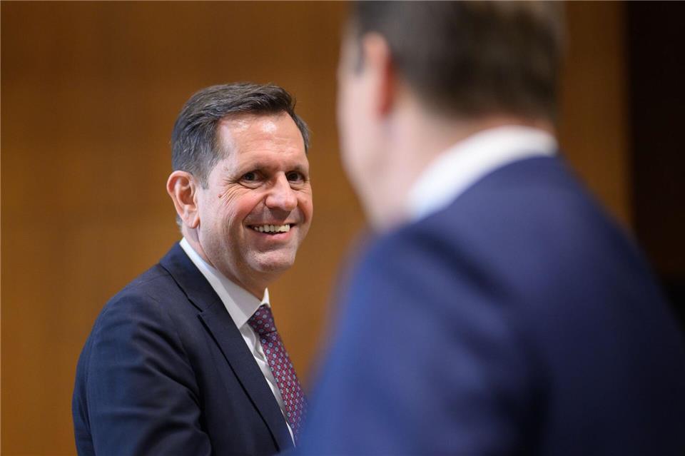 Die rot-grüne Regierung von Ministerpräsident Lies will im kommenden Jahr mit der Einführung von Schüler-Tablets beginnen.Julian Stratenschulte/dpa