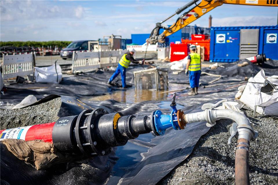 Windstrom durchs Watt leiten: Wie wird Norderney unterbohrt?  Die roten Leerrohre haben einen Durchmesser von etwa 40 Zentimetern. Sina Schuldt/dpa