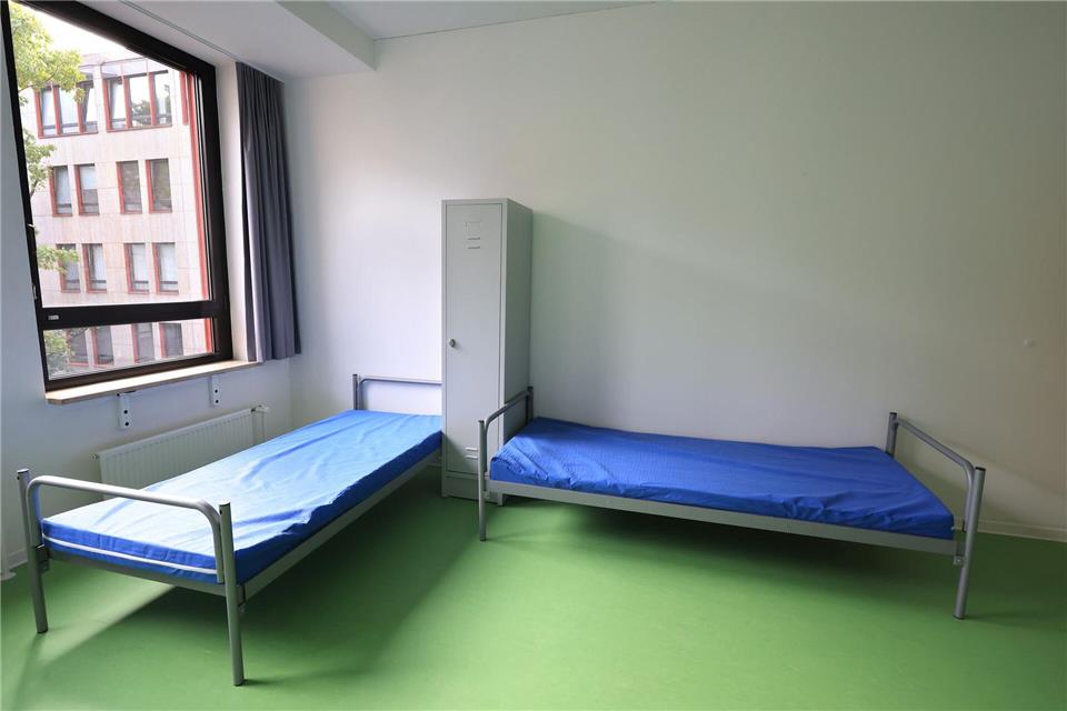 Die rückläufigen Zuwanderungszahlen sind in Bayern weiterhin statistisch nachweisbar - wenn sich der Trend fortsetzt, sollen bald die ersten angemieteten Immobilien für die Unterkunft gekündigt werden. (Symbolbild)Karl-Josef Hildenbrand/dpa