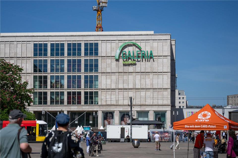 Die rund 350 Beschäftigten des Galeria-Standorts am Alexanderplatz haben für ein weiteres Jahr Gewissheit. (Archivbild)Monika Skolimowska/dpa
