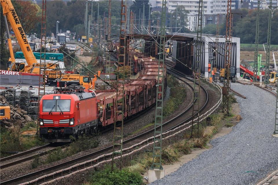 Die rund 73 Kilometer lange Strecke von Oberhausen nach Emmerich ist ein Teilstück des europäischen Güterverkehrskorridors vom Nordseehafen Rotterdam bis nach Genua am Mittelmeer. (Archivbild)Oliver Berg/dpa