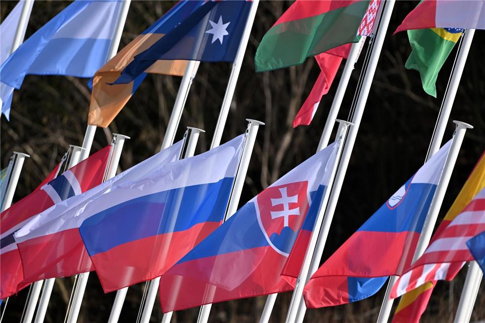 Die russische Fahne weht bei den Paralympics.Martin Schutt/dpa