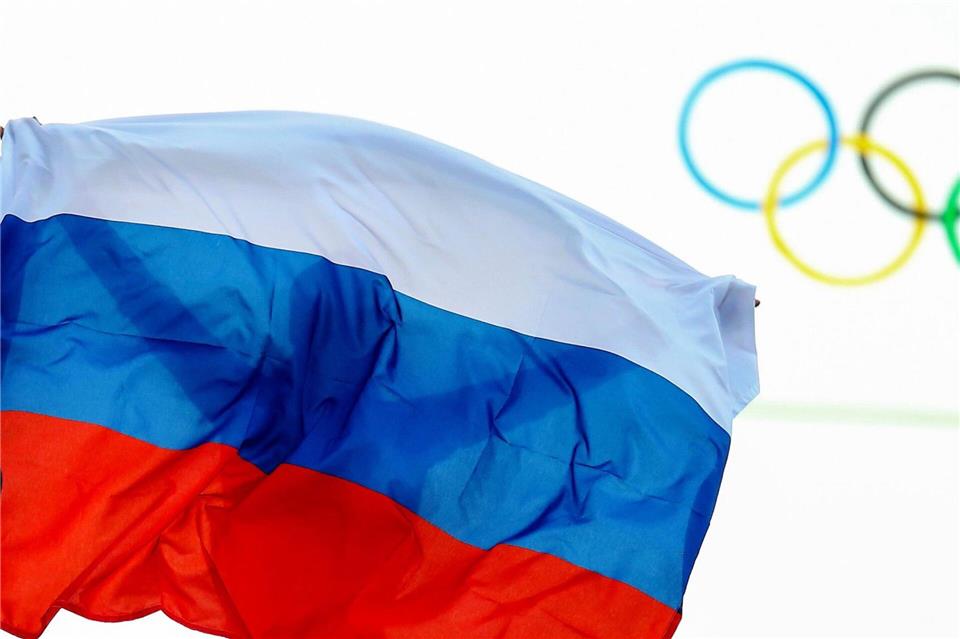 Die russische Flagge, hier bei den Spielen von Sotschi 2014 zu sehen, ist bei den Winterspielen in Italien nicht zugelassen. (Archivbild) Hannibal Hanschke/epa/dpa